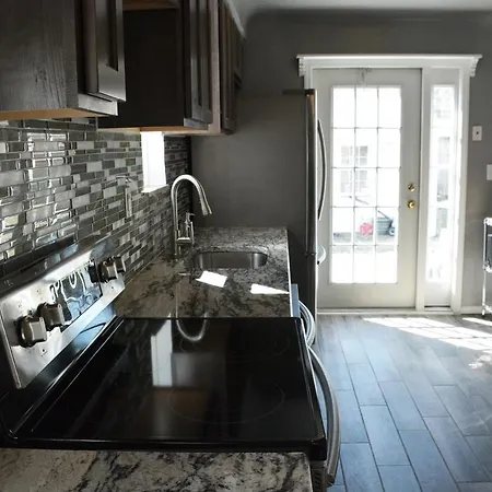 Stunning Downtown Royal Oak Townhouse Apartment